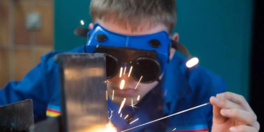 Auszubildender demonstriert Gasschweissen
