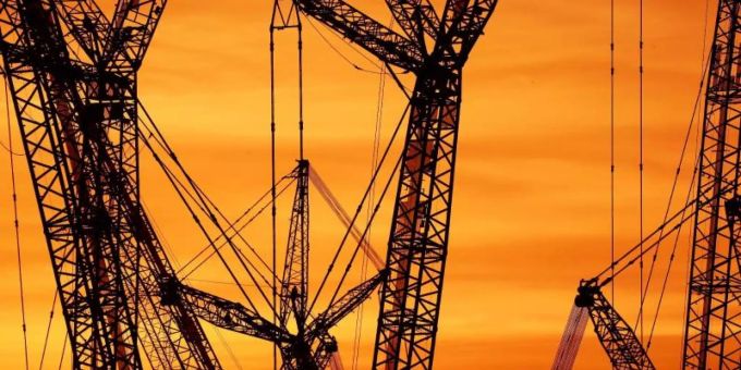 Kräne auf einem Werksgelände: Die deutsche Wirtschaft hat im zweiten Quartal einen Dämpfer erhalten. Foto: Thomas Warnack Kräne auf einem Werksgelände