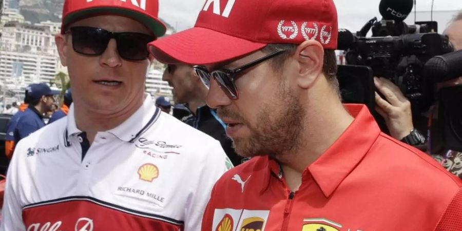 Sebastian Vettel (r) und Kimi Räikkönen mit NIKI-Kappen. Foto: Luca Bruno/AP