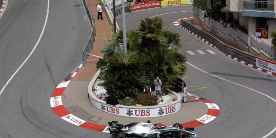 Mercedes-Pilot Lewis Hamilton rast durch Monaco. Foto: Luca Bruno/AP