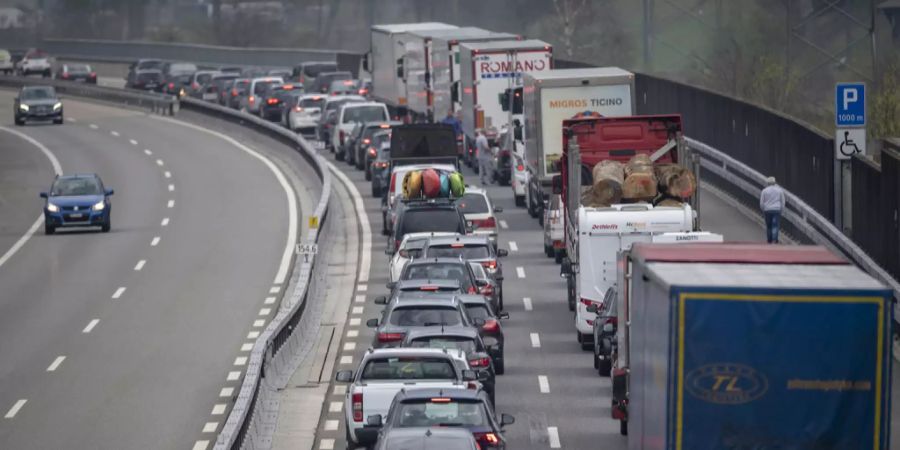 Beim Gotthard-Strassentunnel stauen sich die Autos vor dem Nordportal.