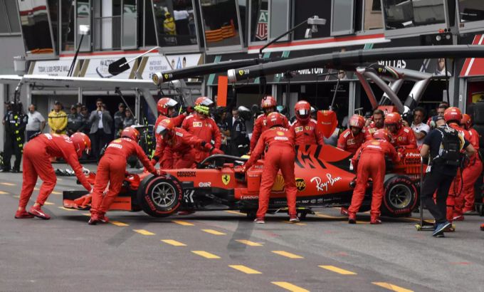 Half nichts: Nach dem Crash wurde versuchte der Wagen beim Ferrari Qualifying zu reparieren. Ferrari Qualifying