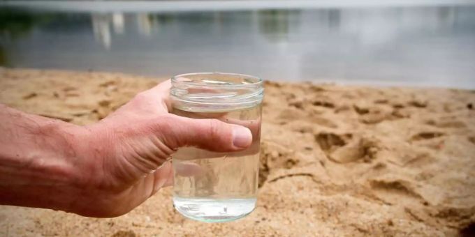 Ein Glas mit Wasser aus einem Baggersee. Foto: Rene Ruprecht/Illustration Ein Glas mit Wasser aus einem Baggersee. Foto: Rene Ruprecht/Illustration