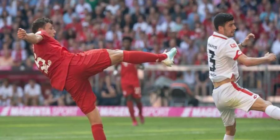 Münchens Verteidiger Benjamin Pavard (l) trifft zum 1:1. Foto: Sven Hoppe