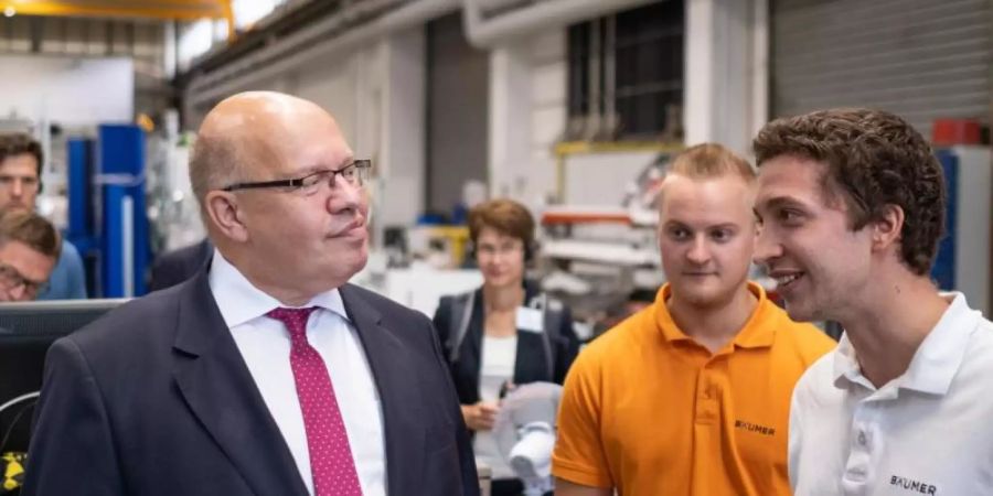 Bundeswirtschaftsminister Peter Altmaier (CDU) beim Besuch des Maschinenherstellers Albrecht Bäumer GmbH. Foto: Ole Spata