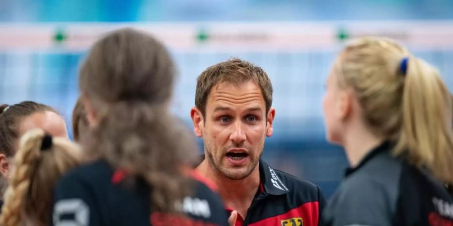 Felix Koslowski steht mit seinen Volleyballerinnen im EM-Achtelfinale. Foto: Guido Kirchner