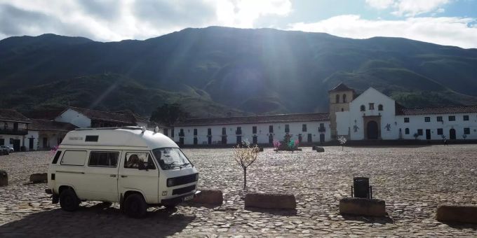 Der VW-Bus der Vanabundos steht auf dem noch leeren Dorfplatz in Villa del Leyva (COL). Vanabundos Reisetipp