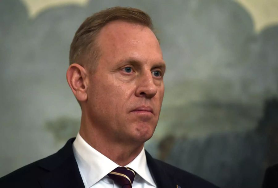 Patrick Shanahan, 18. Juni 2019: Der geschäftsführende Verteidigungsminister gibt bekannt, dass er das Amt nicht dauerhaft leiten will. Hintergrund waren offenbar Berichte über Gewalt in seiner Familie.