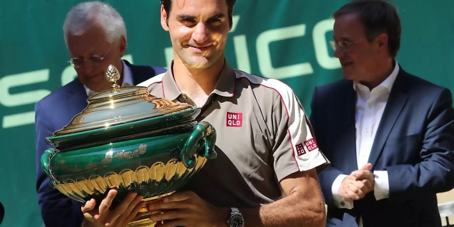 Rasenkönig: Roger Feder mit der Siegertrophäe von Halle am letzten Sonntag