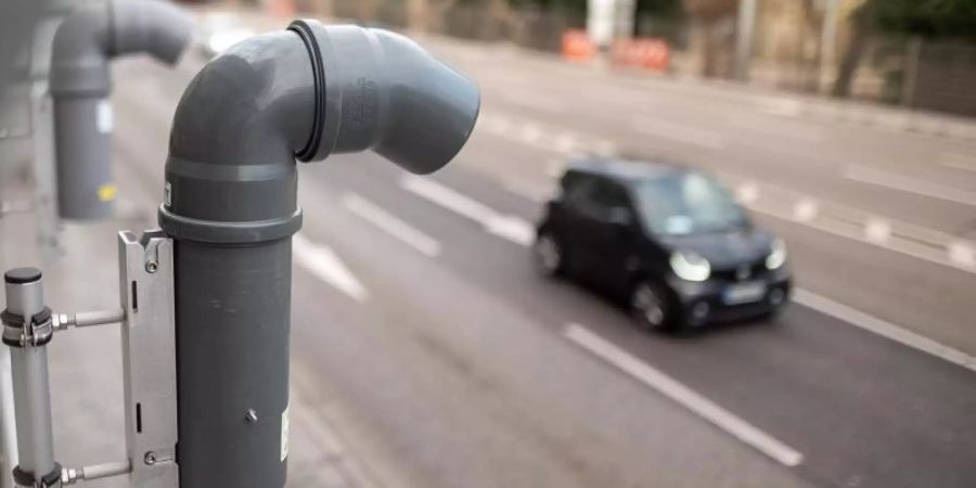 Geräte für die Probennahme von Stickoxiden auf der Luftmessstelle «Stuttgart am Neckartor». Foto: Sebastian Gollnow/Archiv