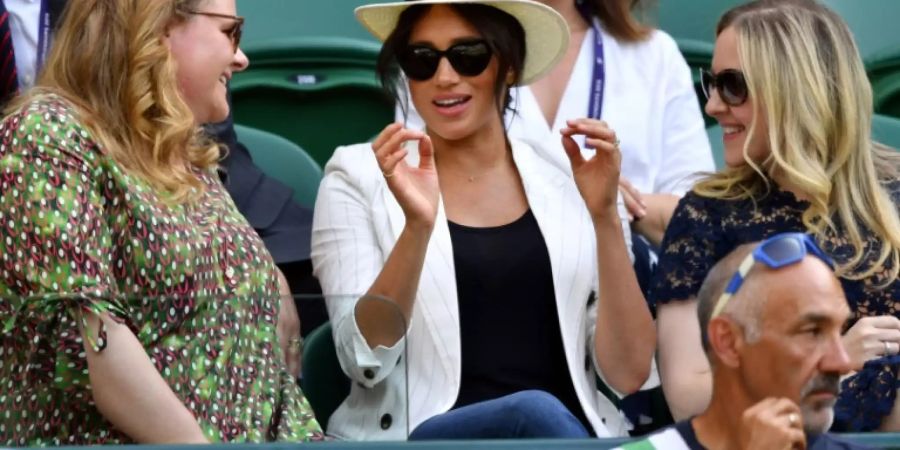 Meghan (M.) mit zwei Freundinnen in Wimbledon