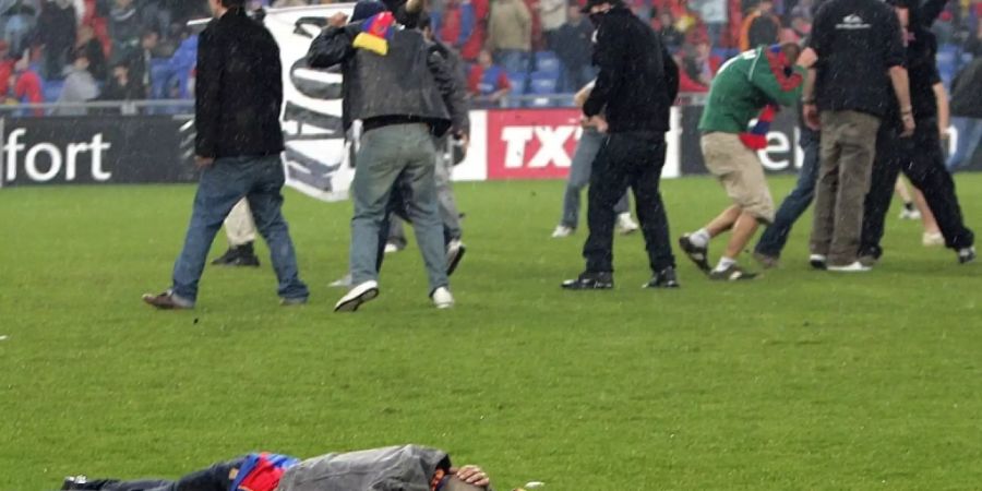 Gewalt und Chaos nach dem Spiel zwischen dem FC Basel und dem FC Zürich am 13. Mai 2006 im Basler St. Jakob Park.