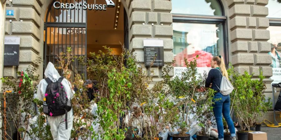 Auch vor dem Hauptgebäude der Credit Suisse in Zürich versperrten die Aktivisten den Eingang.