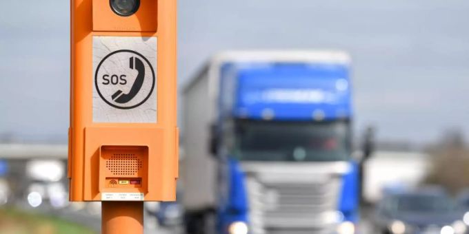 Notrufsäulen mit eigenem System stehen für gewöhnlich an Autobahnen. Notrufsäulen stehen alle paar Kilometer an den Autobahnen und vermitteln bei Unfällen oder Pannen Soforthilfe. Foto: Uwe Anspach/dpa