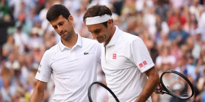 Novak Djokovic und Roger Federer nach dem Handshake am Ende des Wimbledon-Finals. Roger Federer Novak Djokovic