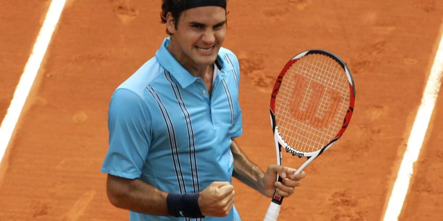 33. Unmöglicher Sieg im Halbfinal gegen Nikolai Dawidenko bei Roland Garros 2007 – Immer wieder in seiner Karriere gewinnt Roger Federer Matches, die er eigentlich hätte verlieren müssen. Eines davon ist der French-Open-Halbfinal 2007, den der Maestro 7:5, 7:6 und 7:6 für sich entschied. In jedem Satz liegt er mit Break zurück, kann aber zum Ende aufdrehen. Im 1. Durchgang liegt er 0:2 hinten und wehrt 10 Breakbälle ab, im zweiten kassiert er bei 4:4 das Break, kann aber gleich zurückschlagen. Im dritten Satz liegt er bereits mit 2:5 hinten, wehrt Satzbälle ab und gewinnt doch noch. Unglaublich!