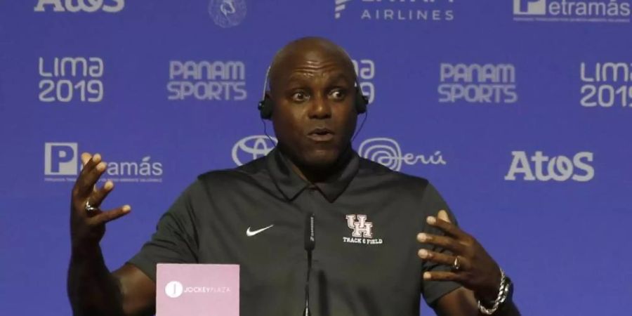 Carl Lewis bei einer Pressekonferenz in Lima. Foto: Moises Castillo/AP