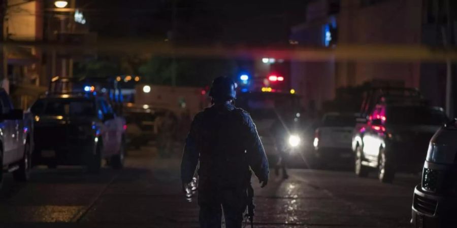 Ein Polizist patrouilliert in der Nähe des Nachtclubs, in dem bei einem mutmasslichen Brandanschlag mindestens 23 Menschen gestorben sind. Foto: Angel Hernandez/XinHua