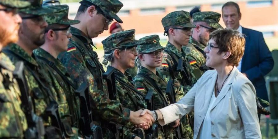 Fordert deutlich mehr Geld und eine stärkere Anerkennung für die Bundeswehr: die Verteidigungsministerin Annegret Kramp-Karrenbauer. Foto: Christophe Gateau