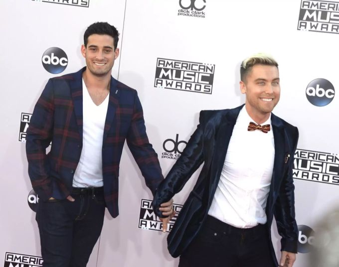 Mittlerweile lebt Lance Bass offen schwul und ist mit Michael Turchin verheiratet. Britney Spears war aber eine der ersten, die Bescheid über seine Homosexualität wusste. Lance Bass