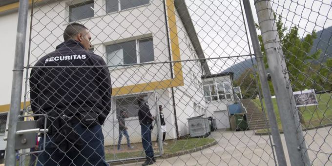 Zwei Securitas stehen Wache. Securitas