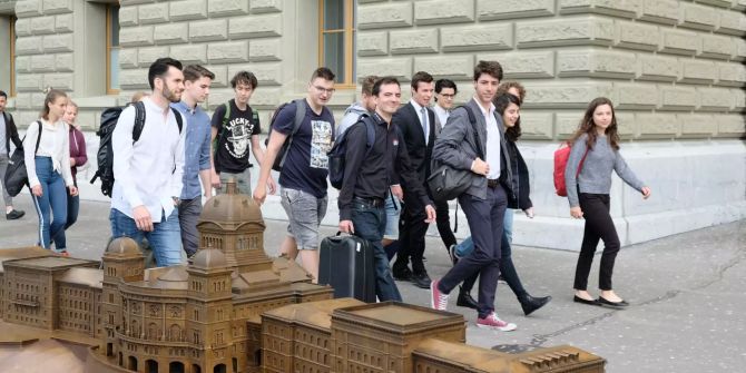 Jugendliche im Bundeshaus