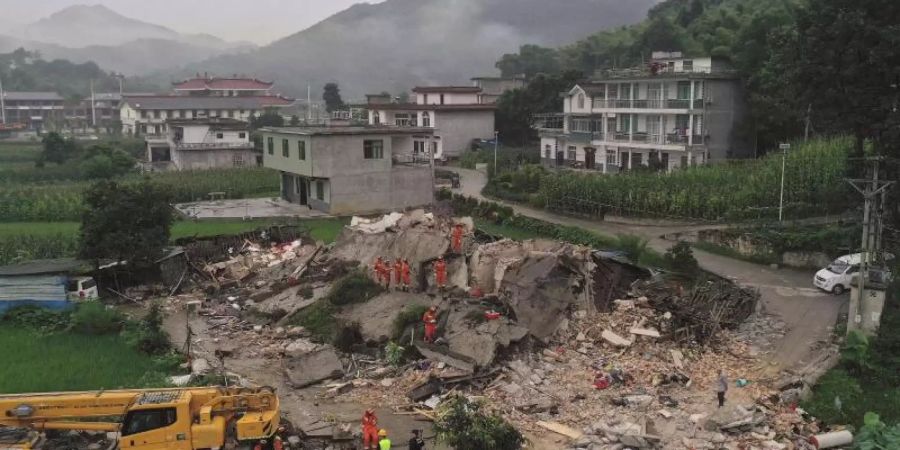 Rettungskräfte suchen nach Personen in einem eingestürzten Gebäude. Foto: Zeng Lang/Xinhua