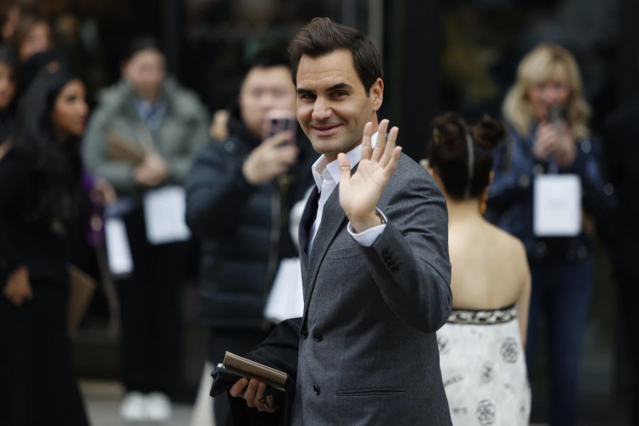 Roger Federer macht an der Paris Fashion Week eine gute Figur.