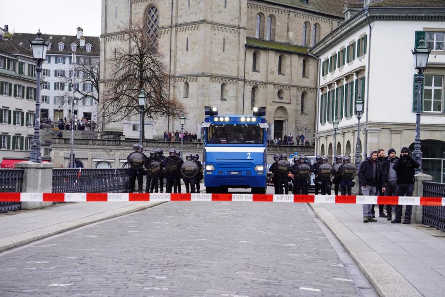 Die Polizei blockiert die Münsterbrücke.