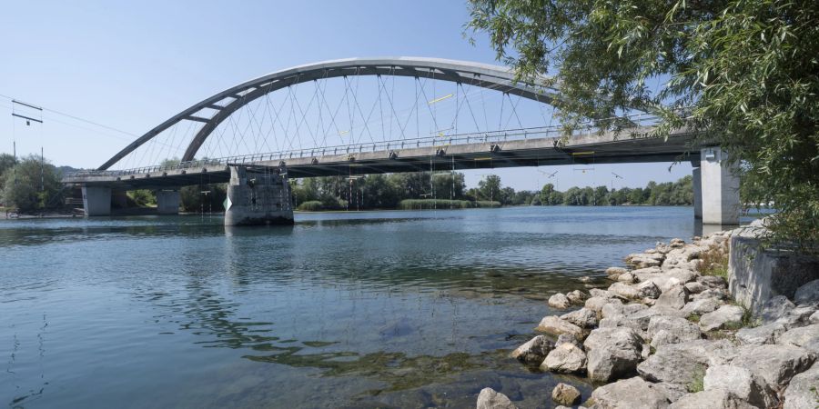 Über die Aare führt die Verbindungsstrasse Grenchen-Arch.