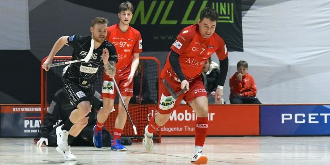 Thuns Tobias Baumann überzeugt für die Thuner. Unihockeyspieler im Spiel.