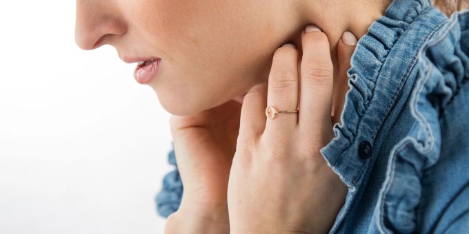 Nach dem erschreckenden Fund begann das Gesicht der jungen Frau anzuschwellen und ihre Atemwege verengten sich. (Symbolbild) Schilddrüse Hals Kehlkopf Hormone