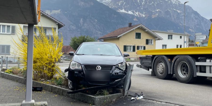 Schattdorf: 22-jähriger Lenker kollidiert mit Eisenzaun