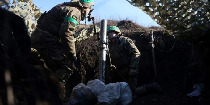 Ein ukrainischer Soldat in einem Schützengraben bei Bachmut: Kommt es Ende Februar zu einer neuen Offensive der Russen? Ukraine Krieg
