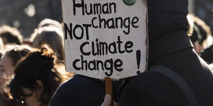 Klimaatactivisten demonstreren in Den Haag.  Foto: Peter Dejong/AP/dpa