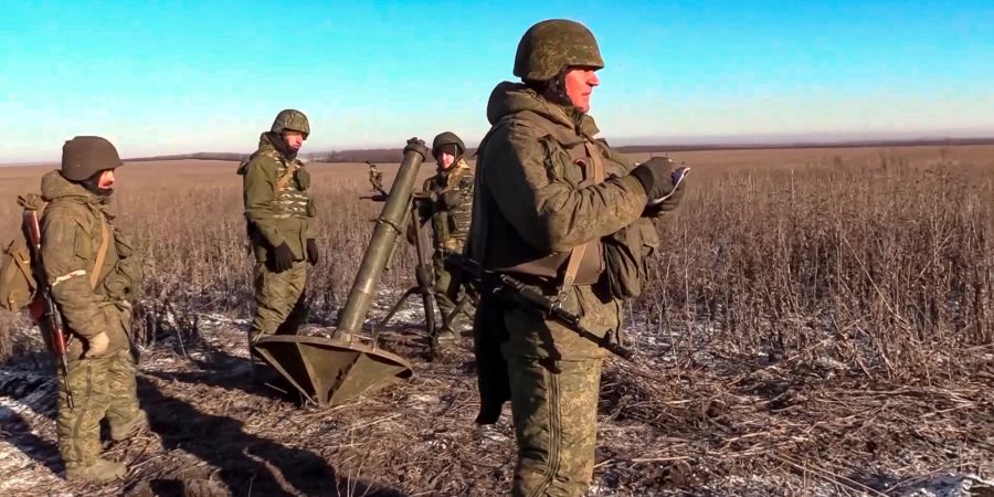 Russische Soldaten bereiten im Ukraine-Krieg einen Mörser vom Typ Sani für den Abschuss vor. (Archiv)