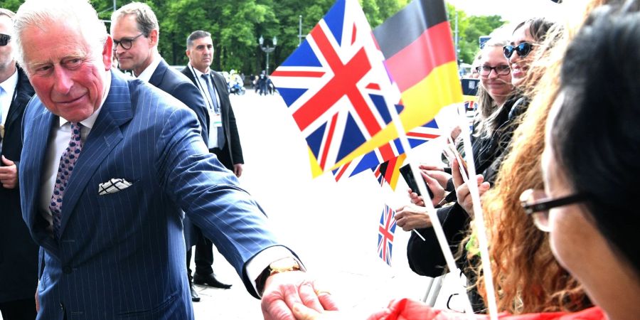 Charles bei einem seiner vergangenen Besuche in Berlin als er mit Zuschauern vor dem Brandenburger Tor sprach.