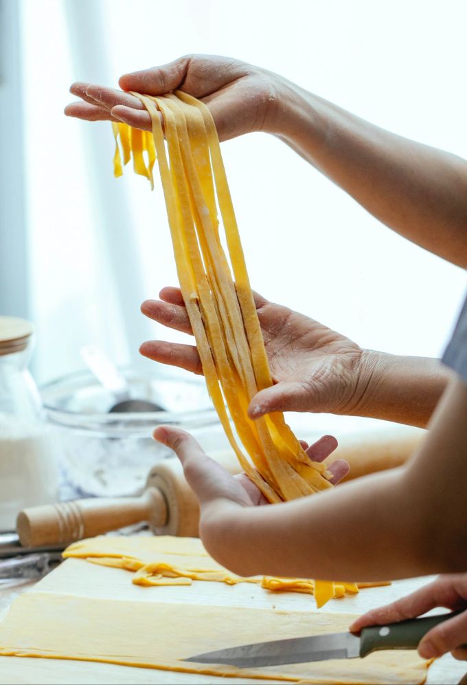 Wem selbermachen zu aufwendig ist, kann auch frische Tagliatelle kaufen. Diese sind aber oft nicht vegan. Tagliatelle vegan