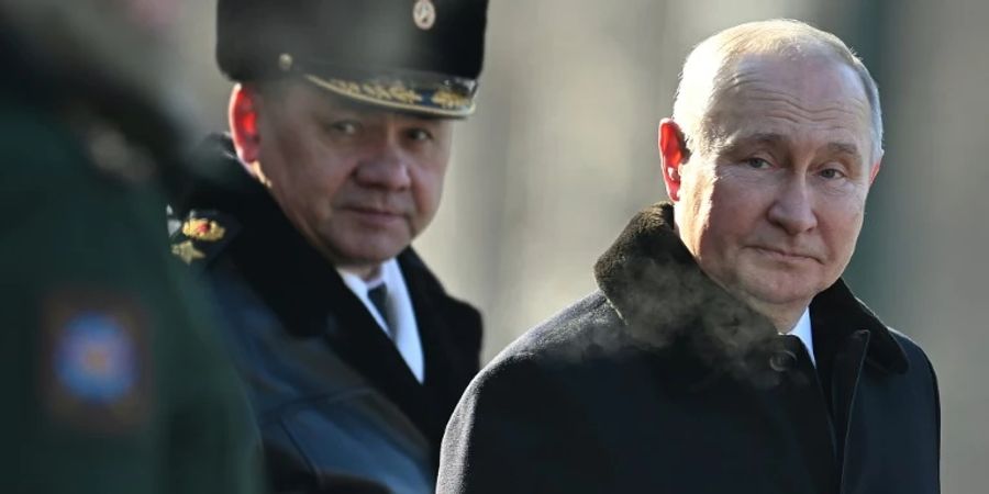 Präsident Putin (r.) und Verteidigungsminister Schoigu