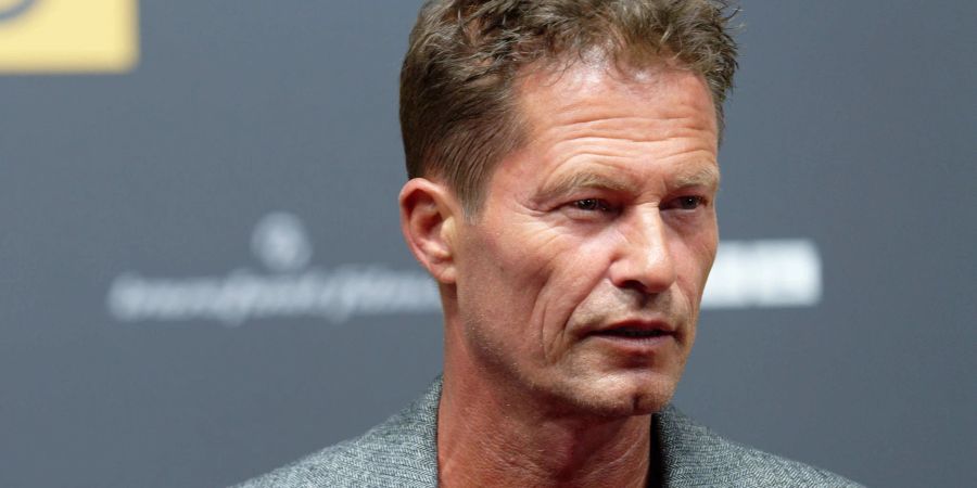 Der Schauspieler Til Schweiger kommt zur Premiere des Films «Manta Manta - Zwoter Teil». Von Klimaaktivisten, die sich auf der Strasse festkleben, scheint er nicht viel zu halten.