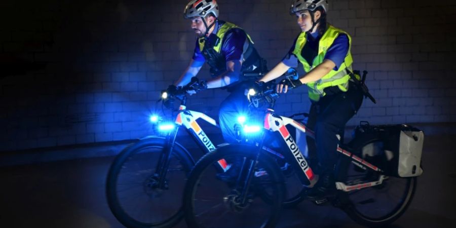 Die Zürcher Stadtpolizei rückt definitiv auch auf dem E-Bike mit Blaulicht und Sirene aus. Eine einjährige Testphase war erfolgreich.