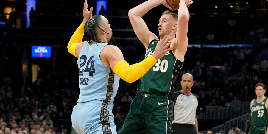 Dillon Brooks (l) von den Memphis Grizzlies im Duell gegen Sam Hauser von den Boston Celtics.