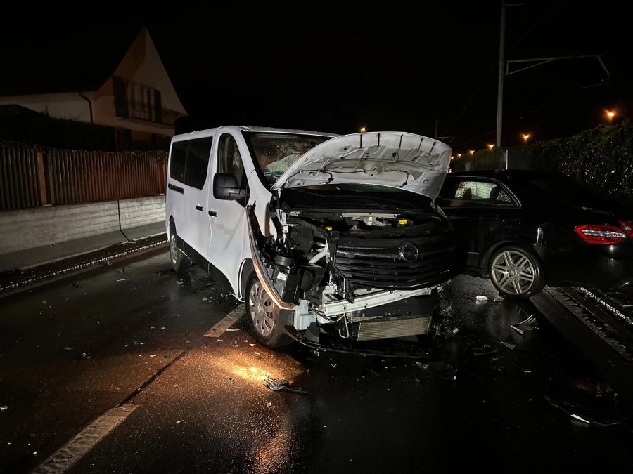 An den Fahrzeugen entstand ein Totalschaden.