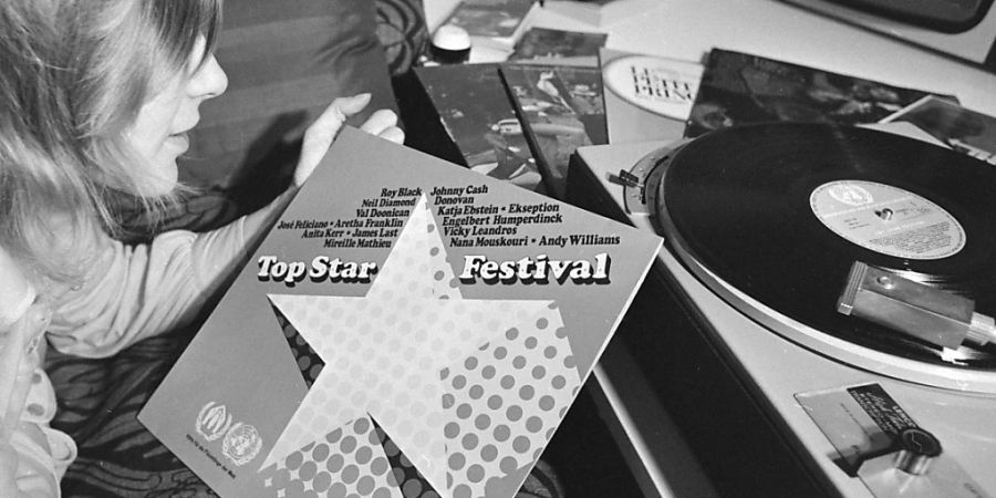 Erstmals seit 1987 sind in den USA mehr Schallplatten als CDs verkauft worden. Es seien im vergangenen Jahr 41 Millionen Musik-Schallplatten verkauft worden, teilte am Donnerstag der Branchenverband RIAA mit. Dagegen fanden nur 33 Millionen CDs einen Käufer. (Archivbild)
