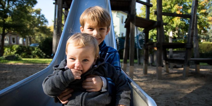 Toben auf dem Spielplatz: Das macht nicht nur Spass, sondern tut auch der Augengesundheit gut.