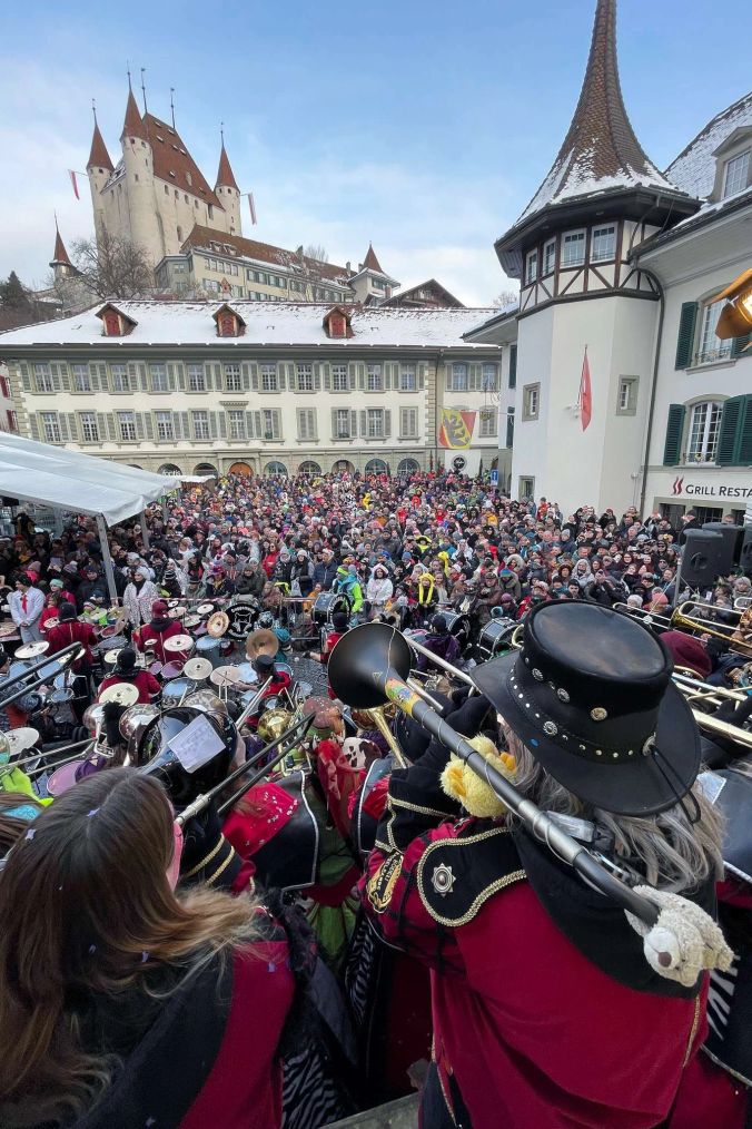 Das grosse Finale der Thuner Fasnacht auf dem Thuner Rathausplatz.