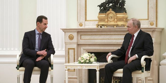 Russlands Präsident Wladimir Putin (r) hat den syrischen Machthaber Baschar Assad in Moskau empfangen. putin assad