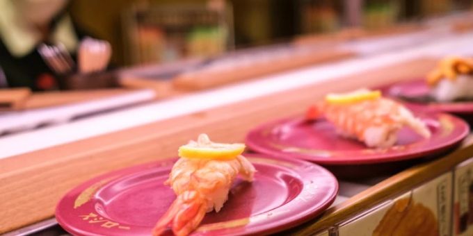 Sushi-Laufband in einem Restaurant in Tokio (Japan). Japan