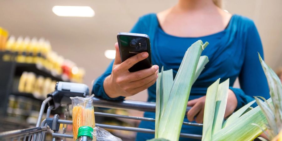 Wer eine Supermarkt-App nutzt, kann leichter Angebote finden und so Geld sparen - dafür gibt man aber auch oft sensible Daten preis.