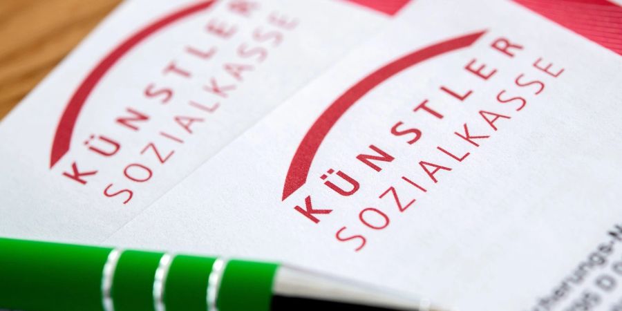 Wer als selbstständiger Künstler Mitglied der Künstlersozialkasse ist, muss jährlich eine Gewinnprognose abgeben. Keine ganz einfache Aufgabe, wenn die Einkünfte stark schwanken.